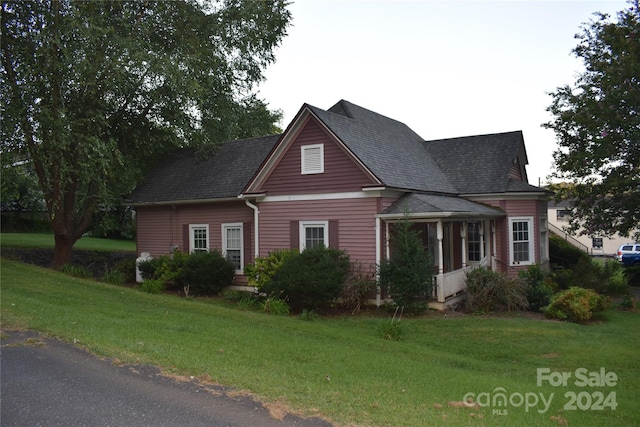 view of front of house featuring a front yard