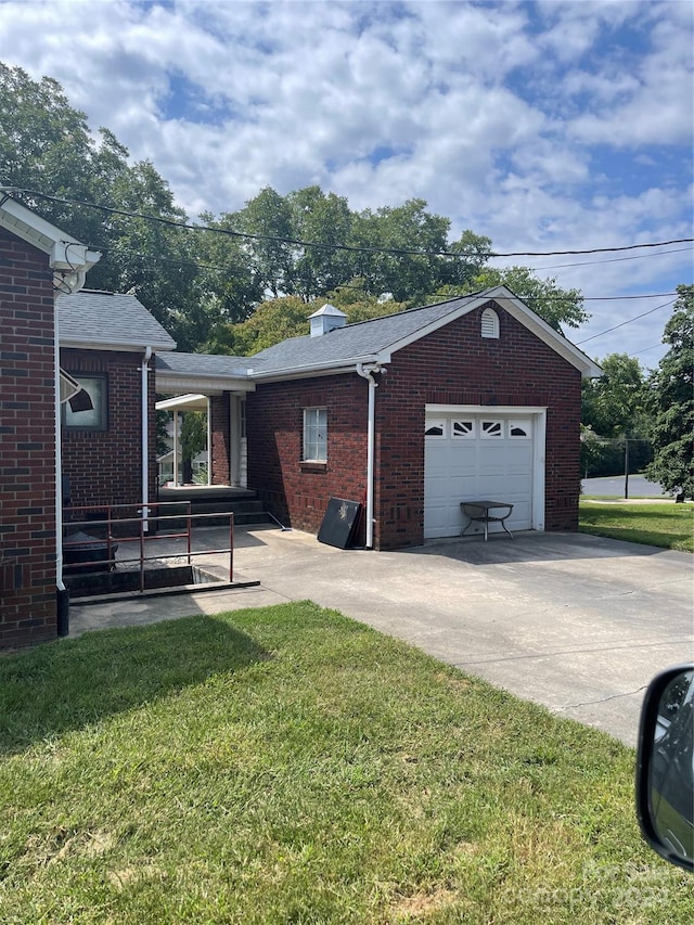 view of front facade with a front lawn and a garage