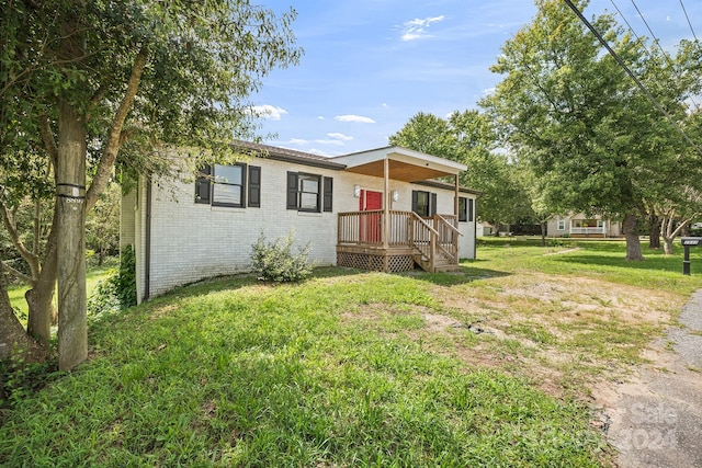 view of front of house featuring a front lawn