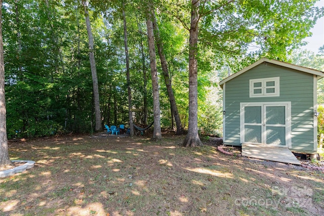 view of yard with a shed