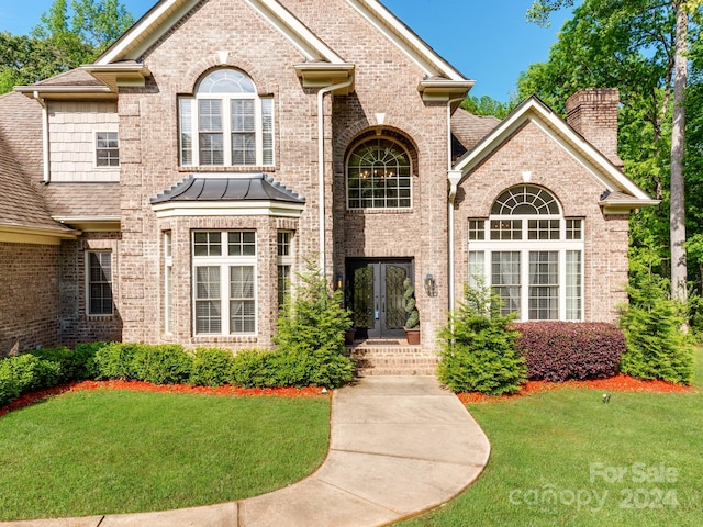 view of front of property featuring a front lawn