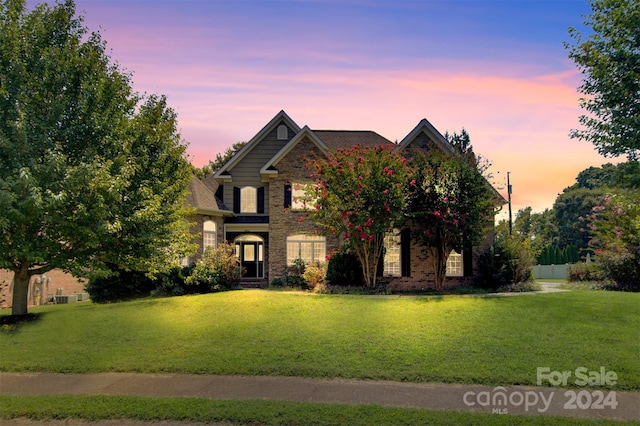 view of front of house featuring a lawn