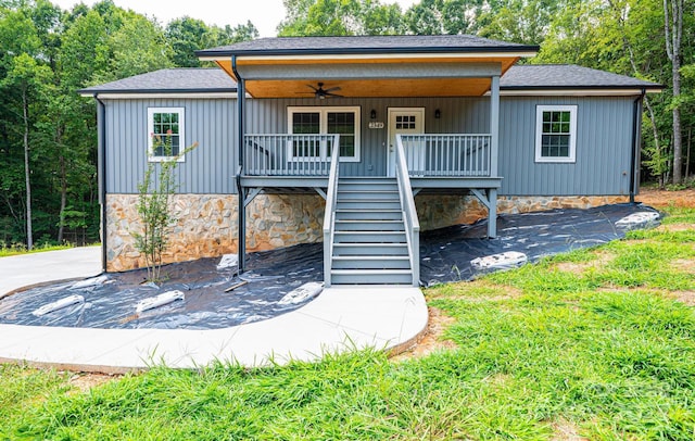 view of front of home featuring covered porch and ceiling fan