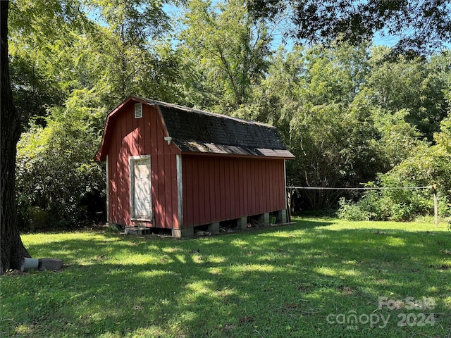 view of outbuilding with a yard