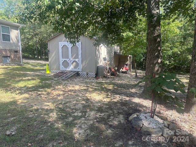 view of yard with a storage unit