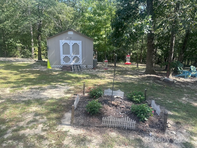 view of yard featuring a storage unit