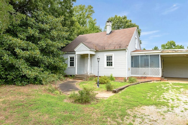 view of front of home featuring a front lawn