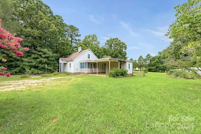 view of front of house featuring a front yard