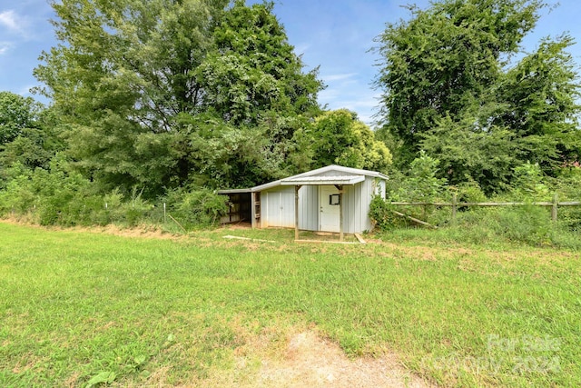 view of yard with a storage unit