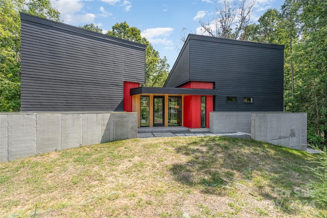 exterior space featuring a front yard