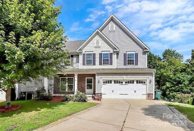 view of front facade featuring a front lawn and a garage