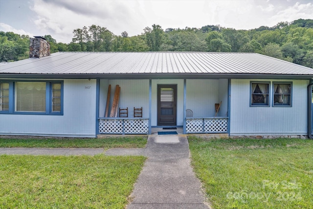 view of front facade featuring a porch and a front lawn