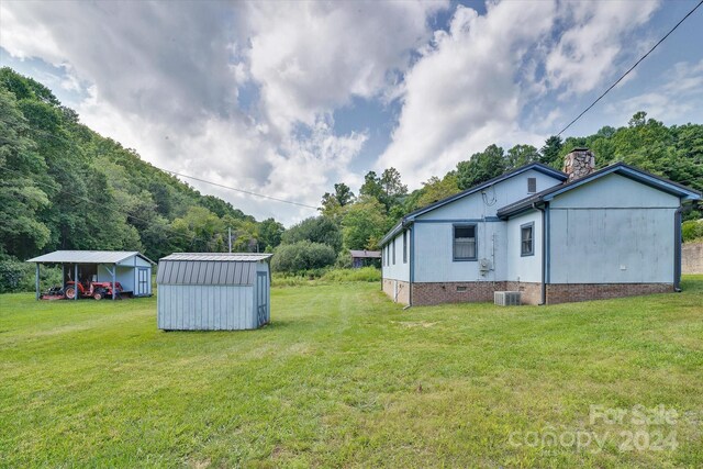 view of yard featuring a storage unit