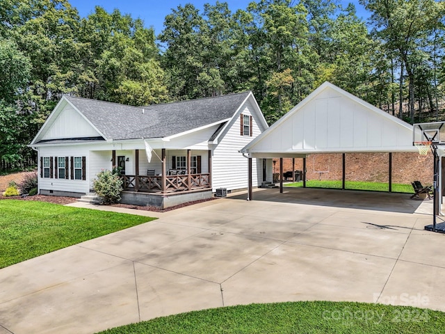 view of front of house featuring covered porch and a front lawn