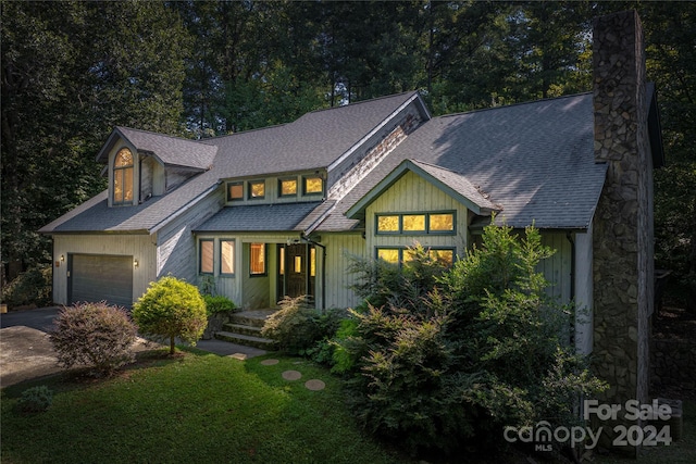 view of front of property featuring a front yard and a garage