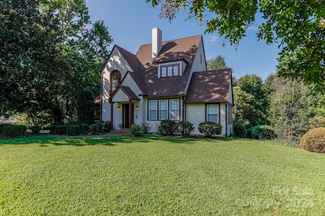 view of front facade featuring a front yard