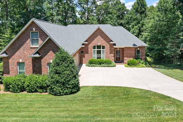 view of front facade featuring a front lawn