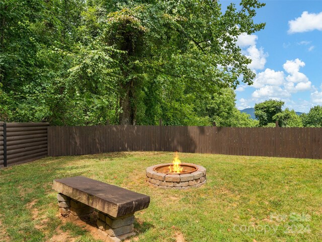 view of yard featuring an outdoor fire pit