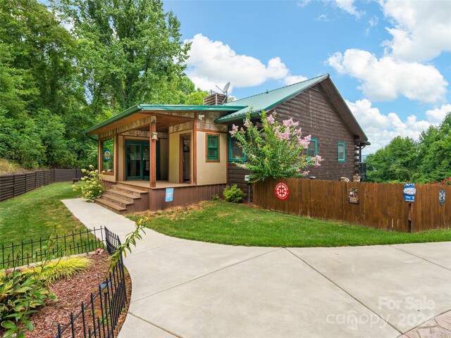 view of front of property featuring a front yard and covered porch