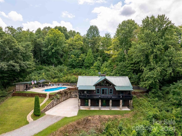 view of front of property with a patio and a front lawn