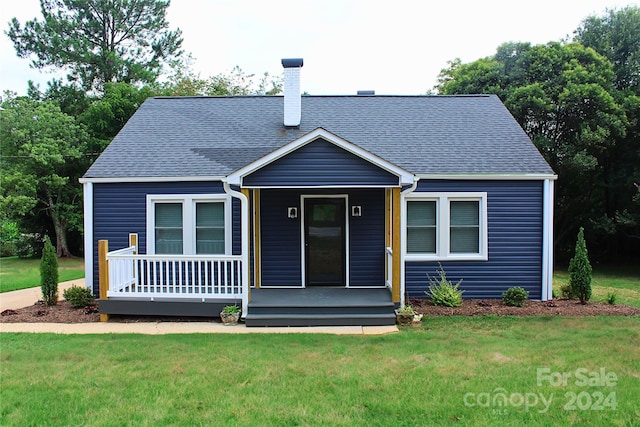 view of front of house with a front lawn