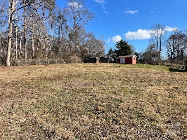 view of yard with a storage unit