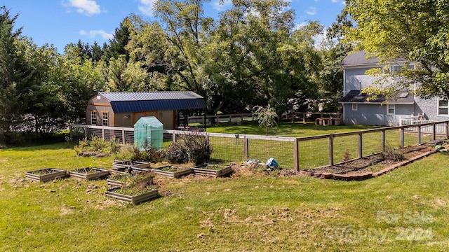 view of yard featuring a storage unit