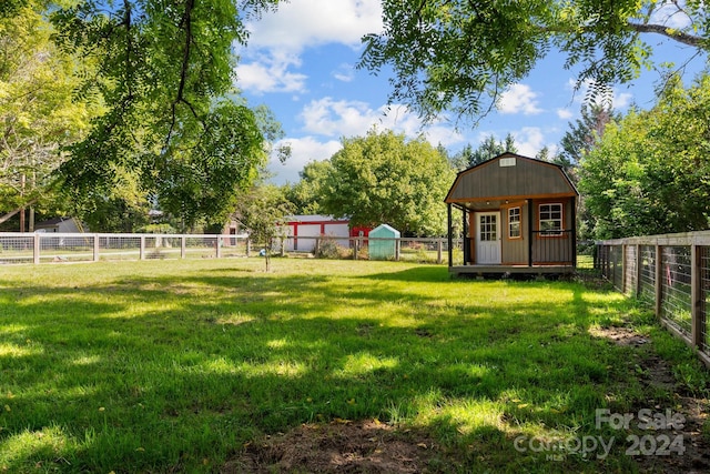 view of yard featuring an outdoor structure