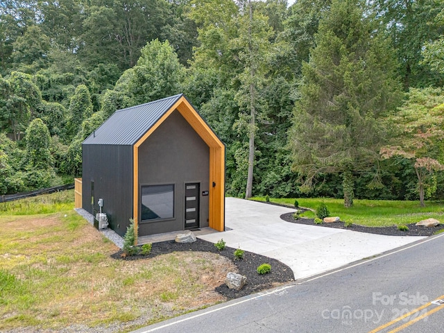 view of outdoor structure with a garage and a yard