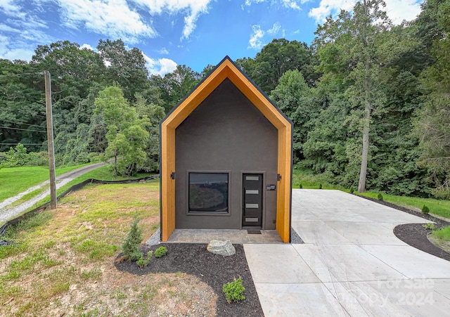 view of outdoor structure featuring a lawn