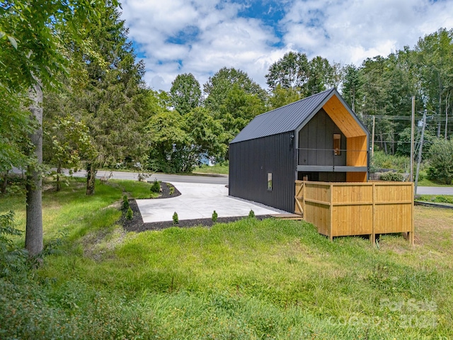 view of yard featuring an outbuilding