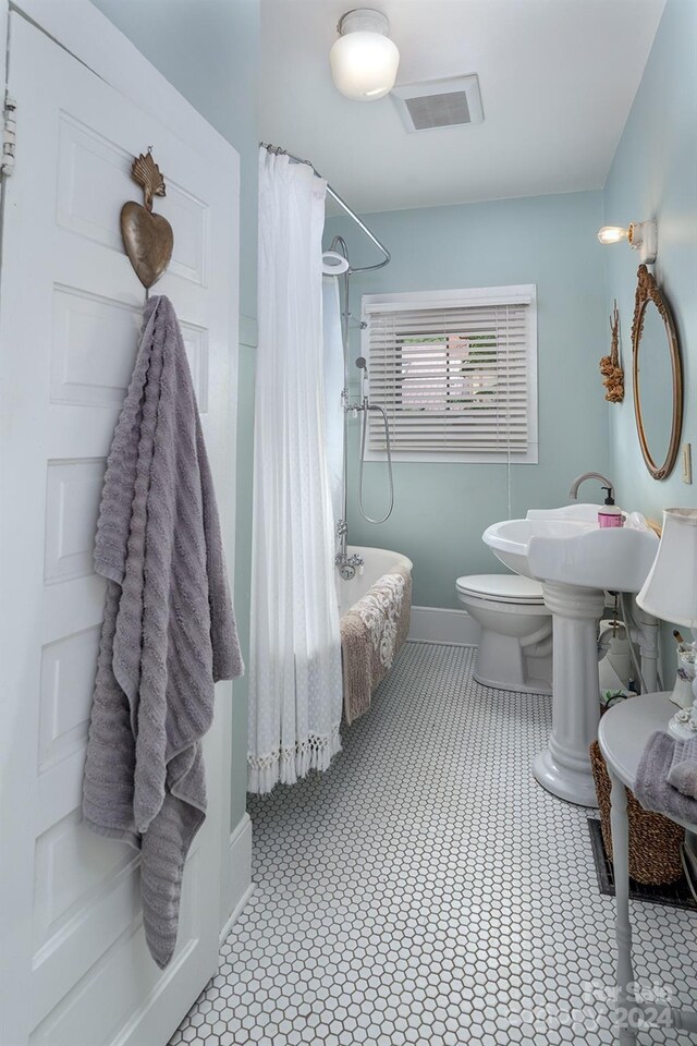 404 Montreat Rd, Black Mountain, NC 28711 - full bath featuring shower / tub combo with curtain, toilet, baseboards, a sink, and visible vents