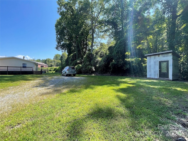 view of yard with an outbuilding