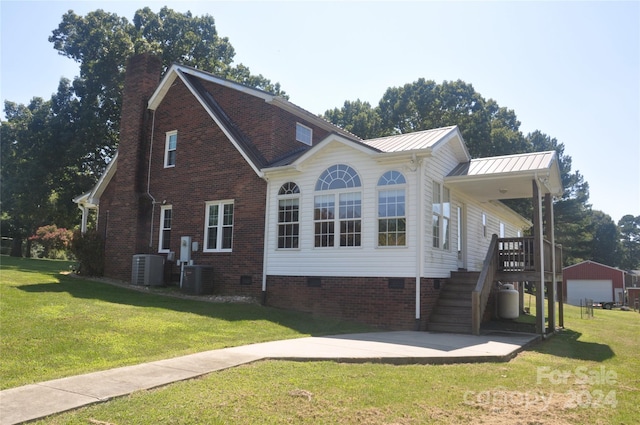 view of front of property featuring a front yard and cooling unit