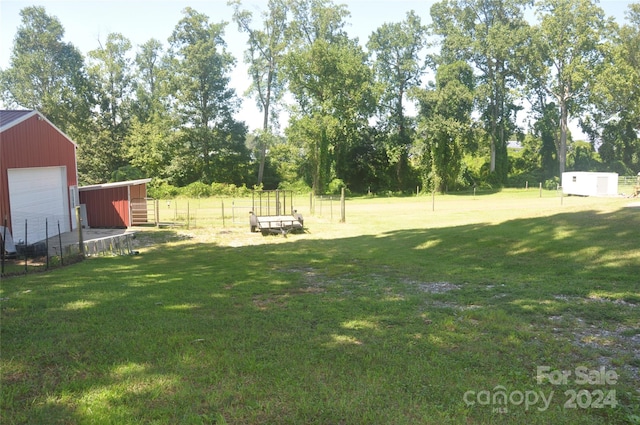 view of yard featuring an outbuilding