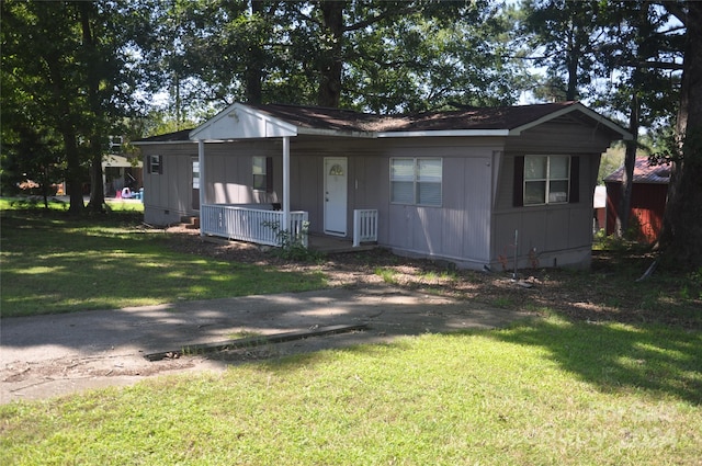 view of front facade with covered porch and a front lawn