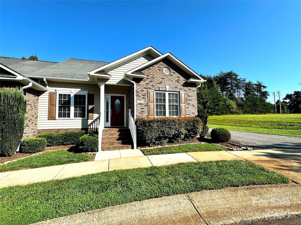 view of front of house featuring a front lawn