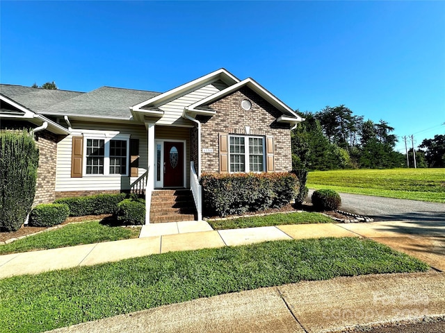 view of front of house featuring a front lawn