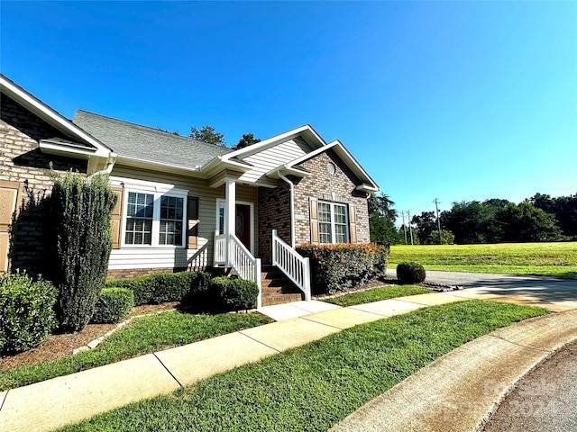 view of front of property featuring a front yard