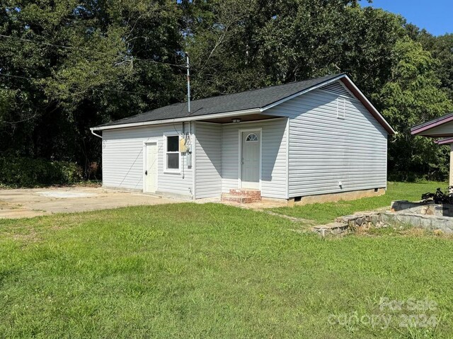 view of outdoor structure featuring a lawn