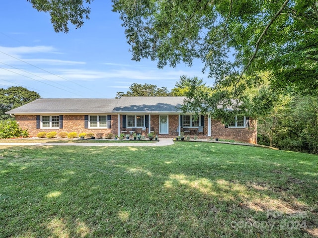 ranch-style house featuring a front yard