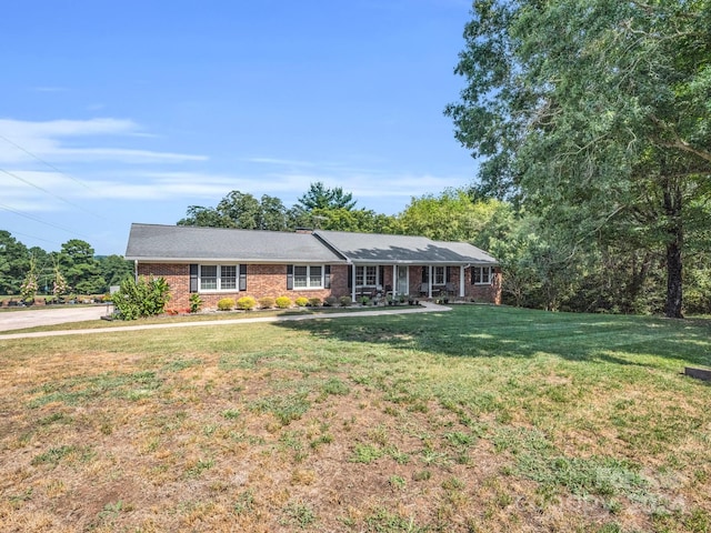 single story home with a front lawn