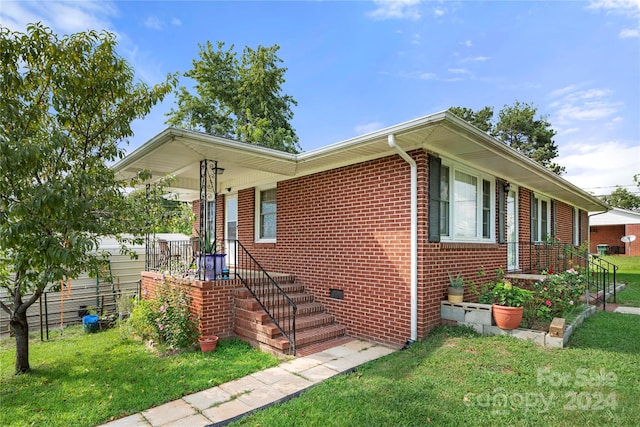 view of front facade with a front yard