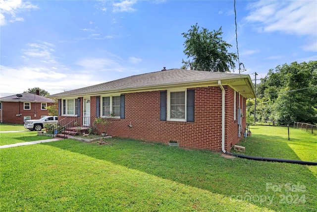 view of front facade featuring a front yard