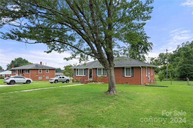 ranch-style home featuring a front lawn