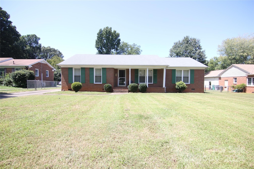 ranch-style house featuring a front lawn