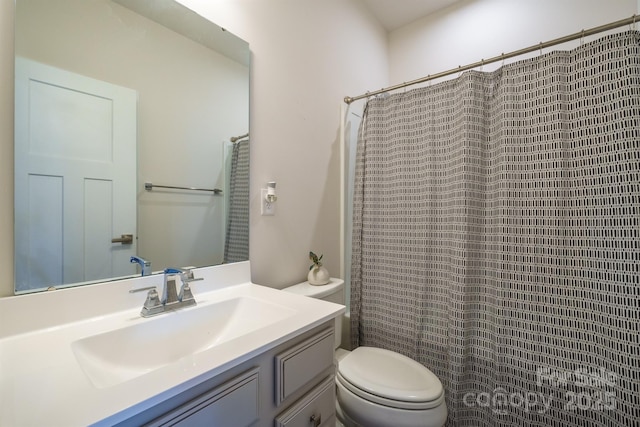 bathroom with a shower with curtain, vanity, and toilet