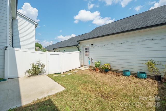 view of yard featuring a patio