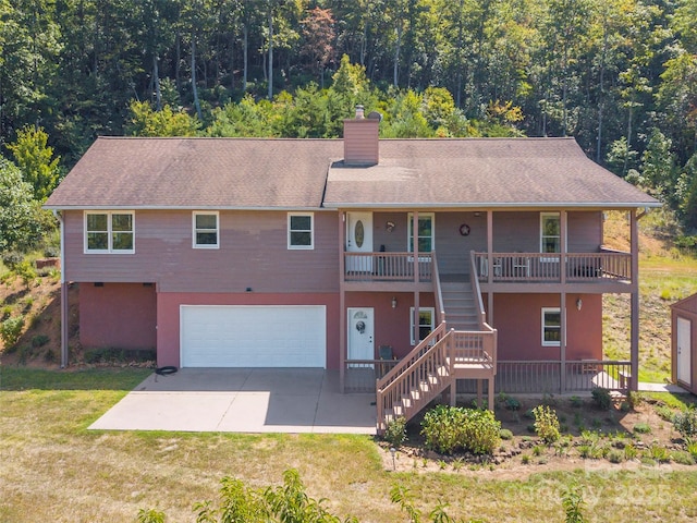 view of front of house featuring a front yard and a garage