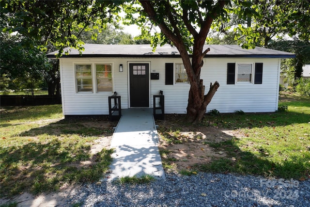 ranch-style home with a front yard